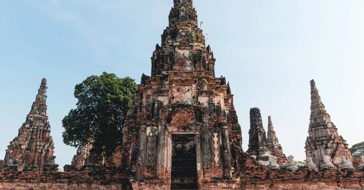 Explore the ancient Wat Chaiwatthanaram Temple, an iconic landmark in Bangkok, Thailand.